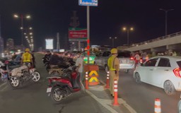 Tạm giữ hình sự 25 người tụ tập đua xe trên cầu Sài Gòn