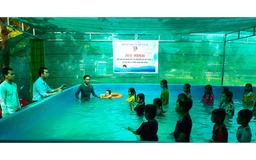 Chuyện  tử tế: Thầy giáo dạy bơi miễn phí cho trẻ em vùng quê
