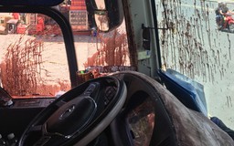 Xe chở đoàn khách lên Đà Lạt bị ném mắm tôm: Hôi kinh khủng