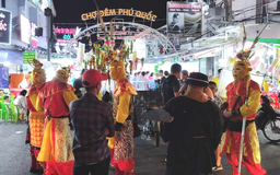 'Thầy trò Đường Tăng' chèo kéo du khách ở chợ đêm Phú Quốc 'gặp nạn'