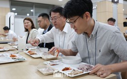 Tổng thống Hàn Quốc ăn hải sản trấn an người dân việc Nhật xả nước từ Fukushima