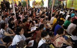 Người dân ngồi kín sân chùa Phúc Khánh trong lễ Vu Lan báo hiếu