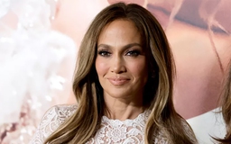 Jennifer Lopez mê nghệ thuật và... hàng hiệu