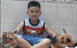 Bé trai 9 tuổi đi lạc ở TP.HCM, cha khóc hết nước mắt đi tìm; cầu cứu dân mạng