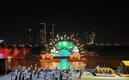 Độc đáo sân khấu dài 140m trên sông Sài Gòn