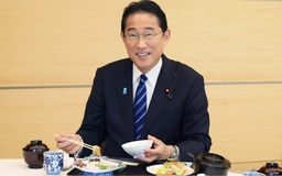 Thủ tướng Nhật ăn cá 'ngon và an toàn' từ Fukushima