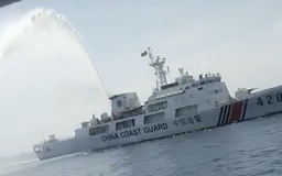Ngư dân Quảng Ngãi trình báo bị tàu có chữ Trung Quốc tấn công làm 2 người bị thương