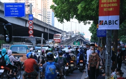 Người dân 'đổ' về quê nghỉ lễ 2.9, đường phố Hà Nội ùn tắc nghiêm trọng
