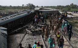 Tàu lửa trật bánh ở Pakistan, ít nhất 28 người chết
