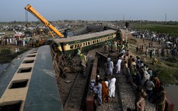 Ít nhất 30 người thiệt mạng khi xe lửa trật bánh ở Pakistan