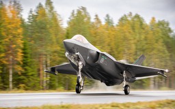 Xem tiêm kích tàng hình F-35A lần đầu tiên hạ cánh trên đường cao tốc