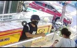 Đà Nẵng: Thưởng nóng công an phường bắt nghi phạm cướp giật tiệm vàng