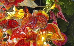 Hàng Mã 'nhuộm' sắc đỏ, đồ chơi truyền thống tết Trung thu đắt khách