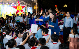 Phó chủ tịch nước Võ Thị Ánh Xuân vui tết Trung thu cùng trẻ em nghèo