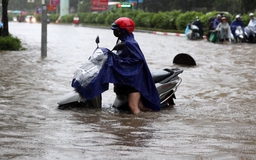 Hà Nội mưa cực to: Đường phố chìm trong 'biển nước', xe chết máy la liệt