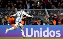 Messi ghi siêu phẩm đá phạt giúp đội tuyển Argentina đánh bại Ecuador