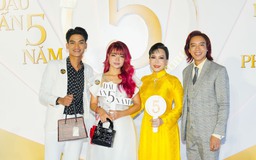 Mạc Văn Khoa đưa vợ xinh đẹp đến mừng Việt Hương kỷ niệm 5 năm kinh doanh