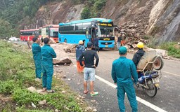 Sạt lở trên đèo Khánh Lê, giao thông Nha Trang - Đà Lạt ùn tắc