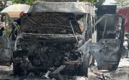 Ô tô cháy dữ dội, lan sang đường dây điện ở Thủ Đức