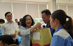 Thường trực Ban Bí thư Trương Thị Mai tặng quà tết cho công nhân, người nghèo