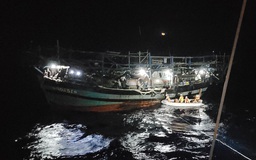 Tàu kiểm ngư cứu 5 ngư dân trên tàu cá Bình Định bị chìm giữa biển