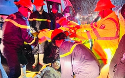 Xe khách lao xuống vực ở cao tốc La Sơn - Túy Loan: Cảnh sát đội mưa cứu hộ