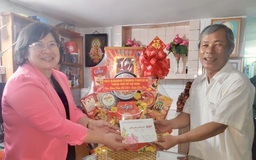Bà Văn Thị Bạch Tuyết tặng quà tết cho các gia đình khó khăn ở TP.HCM
