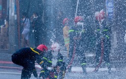 Diễn tập kịch tính cứu cả trăm người kẹt trong khói lửa ở vũ trường New Phương Đông