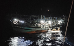 Tàu cá cùng 3 cha con ngư dân Bình Định mất liên lạc nhiều ngày