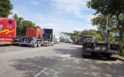Container, xe tải đậu bát nháo trên đường