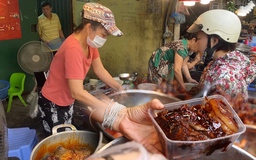 Cá kho 'chợ nhà giàu' Hà Nội đun 6 tiếng trên bếp than: Đắt có xắt ra miếng?