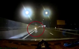 Xe máy chạy ngược chiều trên cao tốc Mỹ Thuận - Cần Thơ trong đêm