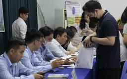 Hàng trăm người lao động xếp hàng tìm việc làm