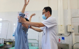 Chơi điện thoại nhiều giờ, thiếu niên đột ngột liệt tứ chi