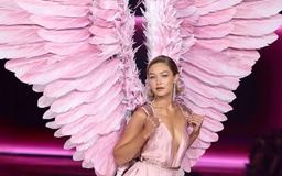 Gigi Hadid tự hào khi trình diễn cùng dàn mẫu kỳ cựu