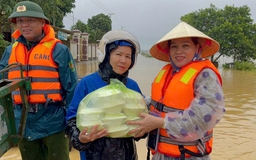 Quảng Trị: Người dân Vĩnh Linh nấu cơm 'tiếp viện' bà con vùng rốn lũ