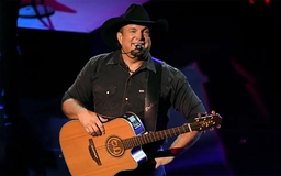 Ngôi sao nhạc đồng quê Garth Brooks bị cáo buộc tấn công tình dục