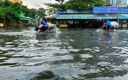 Chiều nay TP.HCM lại mưa: Đường 'thành sông', chợ mênh mông nước