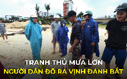 Tranh thủ mưa lớn, người dân đổ ra vịnh Đà Nẵng đánh bắt cá ven bờ