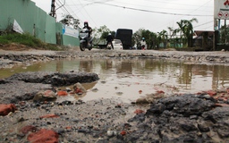 Khốn khổ vì 'ổ voi, ổ gà' trên quốc lộ 14E