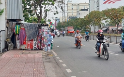 Buôn bán lấn chiếm lề đường