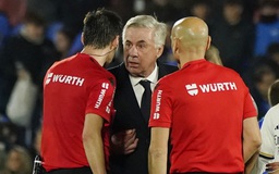 HLV Ancelotti khiến CĐV kinh ngạc khi chạy vào sân phản ứng với trọng tài