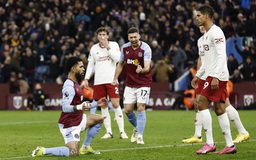 M.U thắng cảm xúc Aston Villa, Varane liên tục bị đối thủ khiêu khích