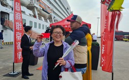 600 du khách Trung Quốc hồ hởi nhận lì xì, hoa hồng khi tới Hạ Long
