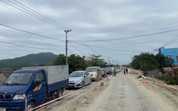 Kẹt xe nhiều cây số trên QL19 qua tỉnh Bình Định