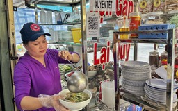 Hủ tiếu, bún bò… TP.HCM bán xuyên tết, có quán mở 24/24: Giá tăng thế nào?