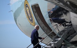 Tổng thống Biden liên tục bị vấp khi lên Air Force One