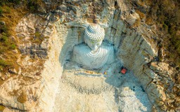 Chiêm ngưỡng tượng Phật cao 81m tạc trong vách núi An Giang