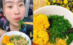 Nhiều người nấu mì với lá, hoa cúc vạn thọ và tấm tắc khen ngon