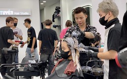 Người dân TP.HCM đi làm đẹp: Các salon thợ làm xuyên trưa không kịp ăn